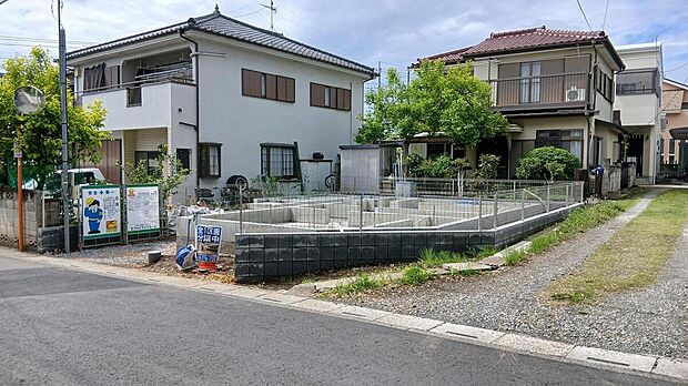 【【現地写真】】東南角地で陽当たりの良い立地です!前面道路はゆとりのある幅で、お車の出し入れもスムーズに行えます♪
