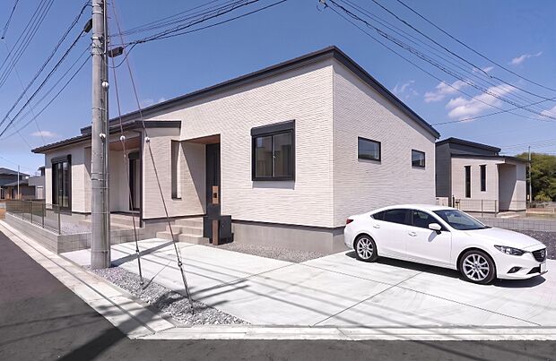 【【5号棟:外観完成イメージ】】やさしい色合いが映える、ナチュラルモダンな平屋。飽きのこないシンプルな佇まいが、長く愛される住まいを演出します。※こちらの画像は実際の現場写真にCG合成したイメージです。
