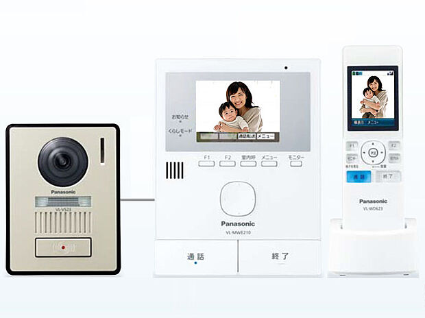 【【テレビドアホン(Panasonic)】】室内のモニターで来訪者を確認し応答可能。
録画機能(静止画)つきなので、留守中の来訪者も後から確認できます。
夜に便利なLEDライトも搭載。