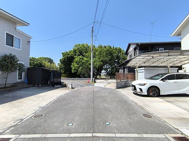 【【前面道路】】南東側5.0ｍ道路。周辺は交通量が少ないため、小さなお子様のいるご家族にも安心の環境です◎
