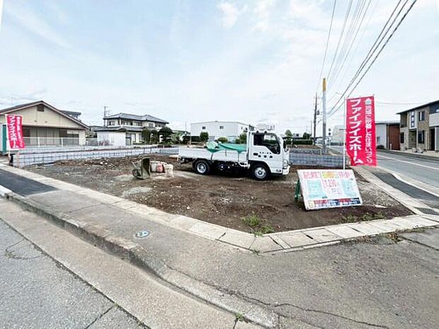 【【3号棟　現地写真】】並列駐車3台可能。角地に立地し、幅9ｍの前面道路に接道しています。（2026/4/24撮影）