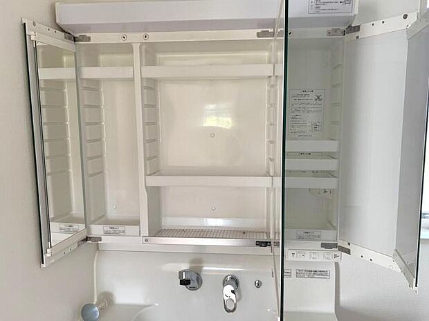 【【2号棟　洗面室 (同形状・同仕様写真)】】鏡裏全体が収納になっており、中央の金網部分では濡れたコップなどをそのまま置いて乾すことができます。電動歯ブラシ等は充電したまま収納することも可能です。