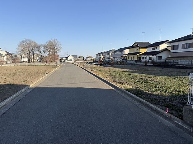【【分譲地前面道路】】直線で見通しが良く、幅５ｍあるので駐車もすれ違いもスムーズです！