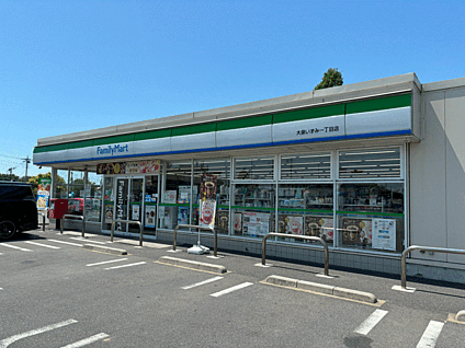 ファミリーマート 大泉いずみ一丁目店 約750m(徒歩約10分)