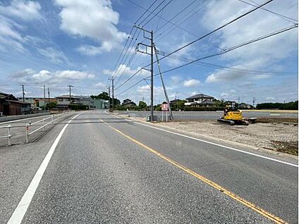 【前面道路含む現地写真】