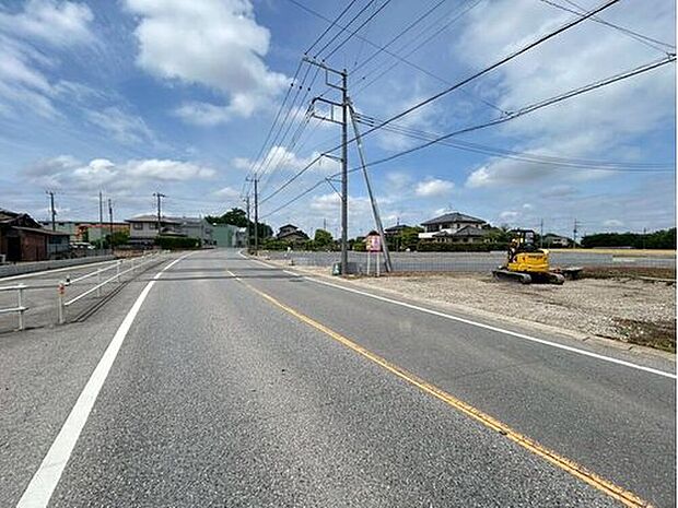 【【前面道路含む現地写真】】ゆとりのある道路幅でお車の出し入れもスムーズに行えます!見通しも良く、開放感のある街並みも魅力です♪(2026/05/24撮影)