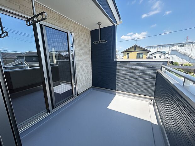 【【2号棟:バルコニー】】広々としたバルコニーには軒天物干金物がついています。
