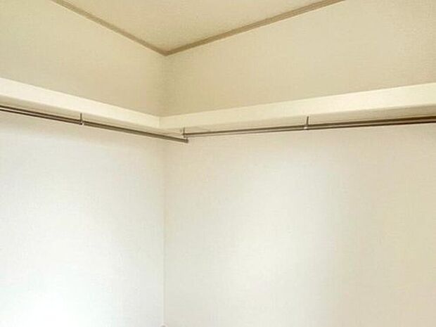 【【3号棟 主寝室収納(同形状・同仕様写真)】】主寝室にあるWICです。ハンガーパイプが2本備え付きです。季節ごとやご夫婦で分けて等便利にご使用できます。