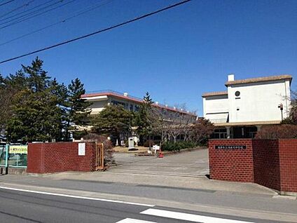 鴻巣北中学校 約1,120m(徒歩14分)