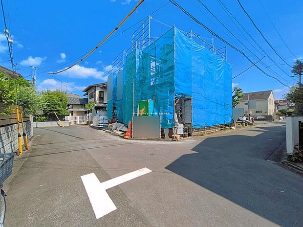 道幅の広い角地なので明るく開放感に溢れた好立地です！お車の出し入れもラクラク♪