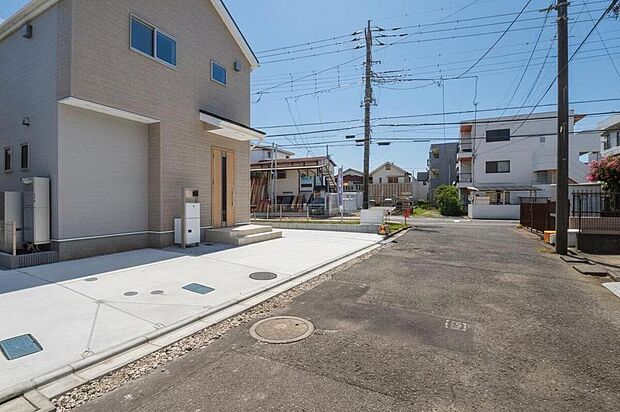 西道路に面したお住まい♪5mあるので、車庫入れが苦手な方でも安心して入れられます。