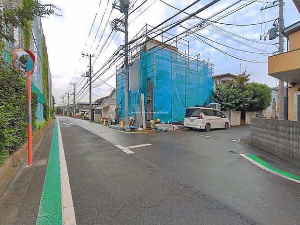 道幅の広い南西角地♪明るく開放感に溢れた好立地です!お車の出し入れもラクラク♪