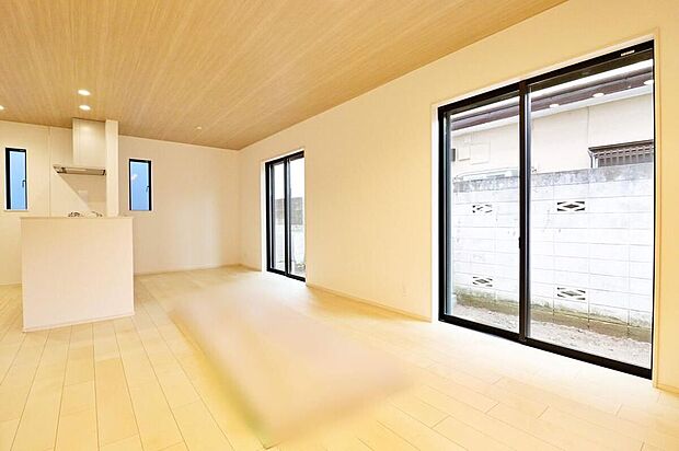 ~Living Room~自然光がたっぷり室内に降り注ぎ、居心地のよいリビング。ご家族の楽しい笑い声が聞こえてきそうです。