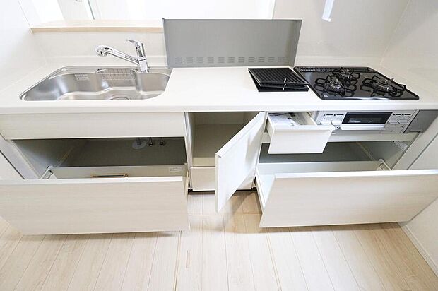 ~Kitchen~
高級感漂うシステムキッチン。収納力豊富で”見せるキッチン”の実現が可能に。いつもキレイにしておきたくなるキッチンです。