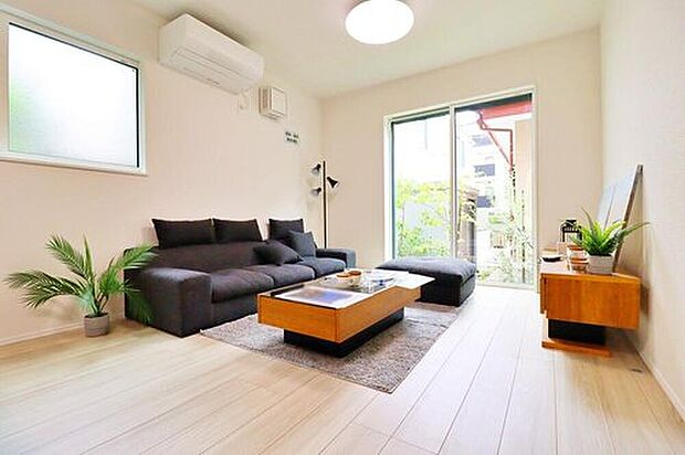 【Living Room】
明るいリビングで家族団らんの時間を楽しみましょう!!