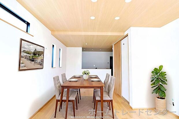 ～Living Room～明るく開放感のあるリビング。対面式キッチンは、いつでもご家族を感じられる空間作りの重要ポイントになりそうです。
