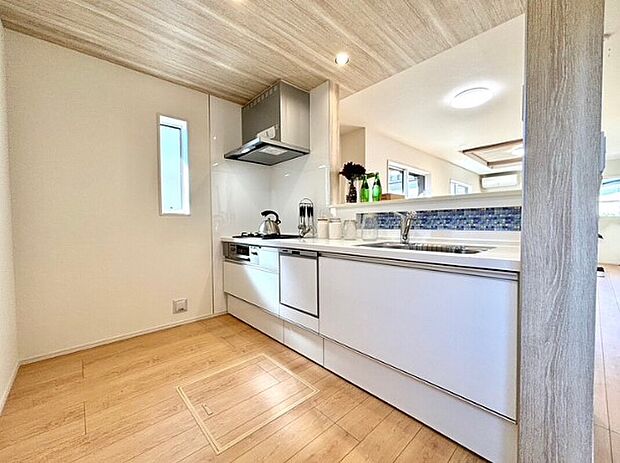 【キッチン】【Kitchen】
窓付きの明るく爽やかなキッチンスペース。床下収納もございますので、いつでもすっきりとお使い頂けそうです。