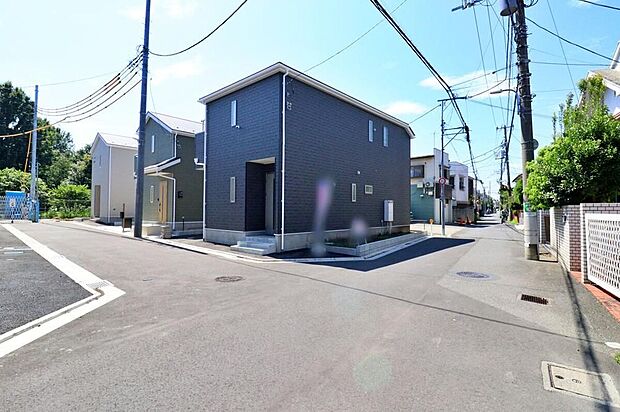 【前面道路含む現地写真】周辺は静かで落ち着いた雰囲気の住宅街です。交通量も少なく、穏やかで快適にお過ごし頂けそうです。