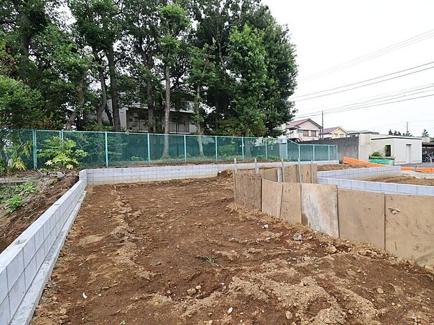 【現地外観写真】これから徐々に家の骨組みが出来上がっていきます。どんな家が建つのか楽しみですね♪