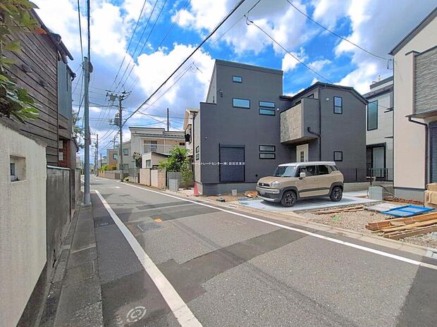 【前面道路含む現地写真】陽当りの良い道路に面したお住まい。道路幅も広めで、開放感たっぷり♪