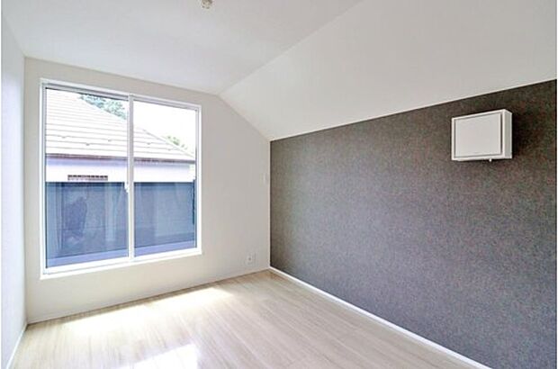 【【Room】】光と風を呼び込む全室南向き♪常に明るい2階洋室！日中の電気使用がないので、家計にも助かります！

