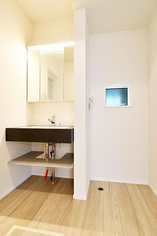 【【Washroom】】サニタリースペースには窓が備えられております。毎朝の身支度も、陽の光差し込む明るい空間で、快適にお使い頂けそうです。