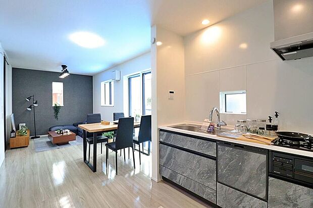 【【Living Room】】採光良好なリビングは、ご家族の憩いの空間。居心地の良い快適な安らぎの場所にもなりそうです。