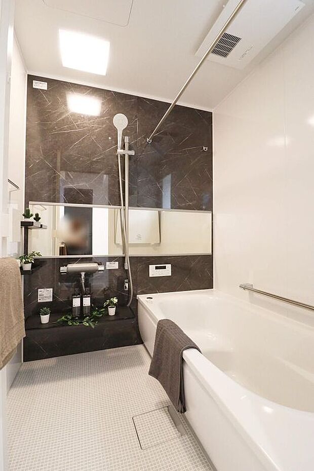 【【Bathroom】】窓付きのバスルーム。陽射し差し込む明るい環境は、日中の入浴も気持ち良くお使い頂けそうです。
