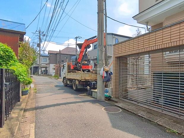 【前面道路含む現地写真】車通りの少ない前面道路 小さなお子様がいても安心です。