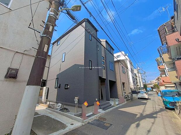 【前面道路含む現地写真】前面道路は交通量少なめの4m道路。お車の駐車も楽々です。