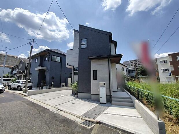 【現地外観写真】洗練されたデザインのお洒落なお住まいです。生活するだけの家ではなく「日々を楽しむ暮らし」を♪