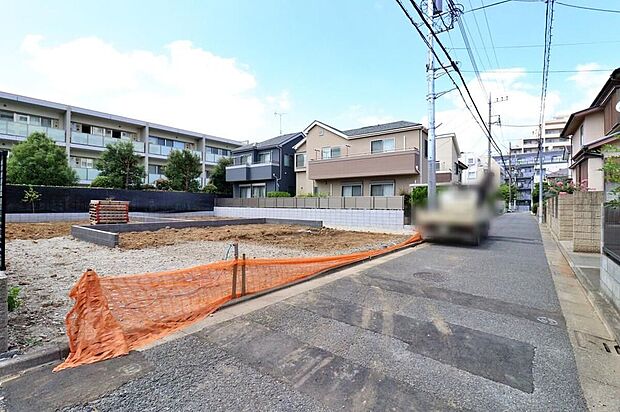 【前面道路含む現地写真】開放感ある前面道路♪車庫入れが苦手な方でも安心して入れられます。