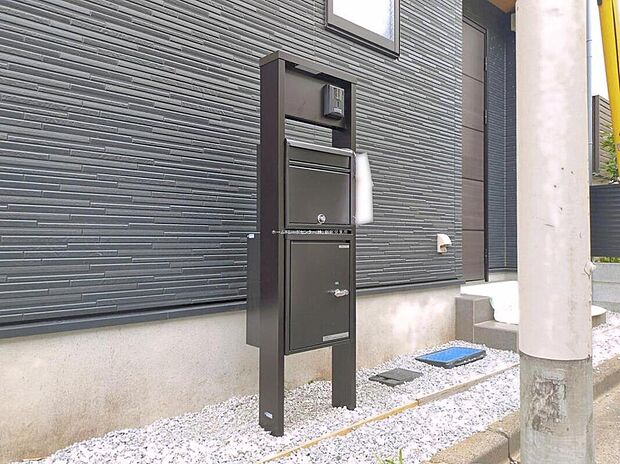 【宅配ボックス】宅配ボックスも完備しているので宅配便の受け取りを気にする煩わしさがありません。