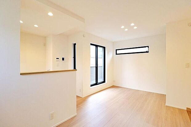 【~Living Room~】採光良好なリビングは、ご家族の憩いの空間。居心地の良い快適な安らぎの場所にもなりそうです。