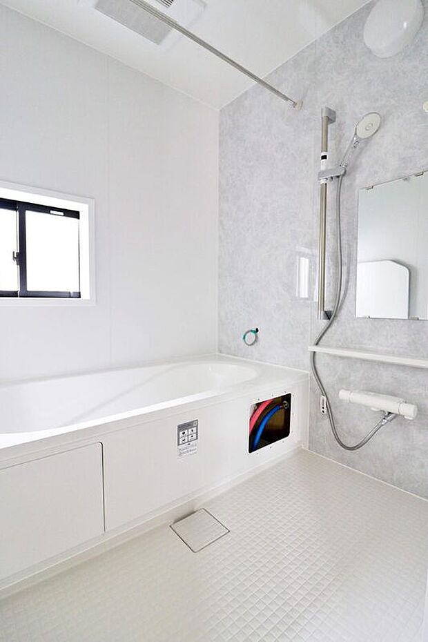 【~Bathroom~】窓付きのバスルームは、明るく換気環境も良好。日中の入浴も気持ちよくお使い頂けそうです。雨の日や冬場のお洗濯にあると嬉しい浴室乾燥機が標準装備!