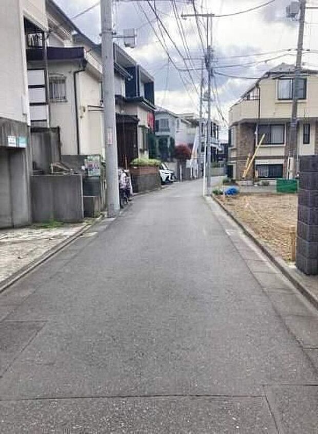 【前面道路含む現地写真】車通りの少ない前面道路　小さなお子様がいても安心です。