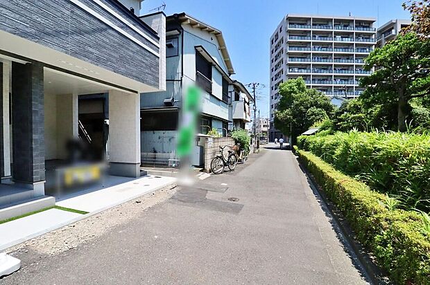 【前面道路含む現地写真】緑に溢れ潤いに満ちた街並みで、安らぎとゆとりを実感できる住環境です。