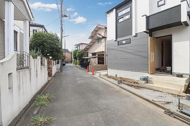 【前面道路含む現地写真】東側前面道路♪車通りの少ないので小さなお子様がいても安心です。