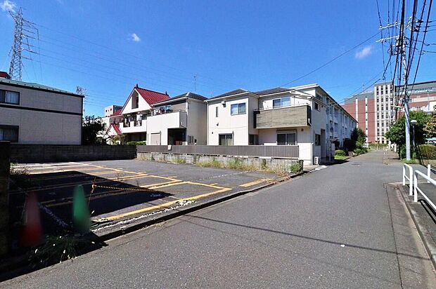 【前面道路含む現地写真】開放感のある前面道路♪お車の出し入れもスムーズです!