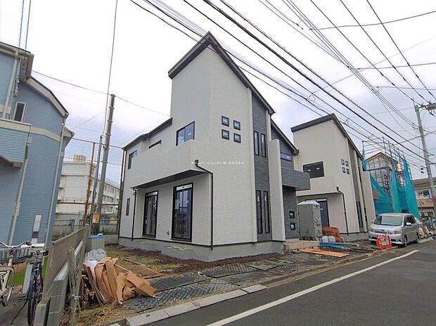 【現地外観写真】公開から早くも1棟お申込み!!10月完成予定です!「喜多見」駅徒歩15分の恵まれたロケーション♪公園が点在する緑豊かな住環境です!