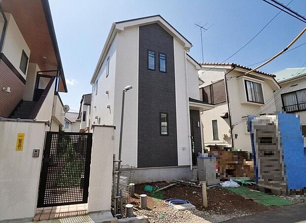 【現地外観写真】洗練されたデザインのお洒落なお住まい♪ゆとりの広さを誇る魅力あふれる邸宅です！