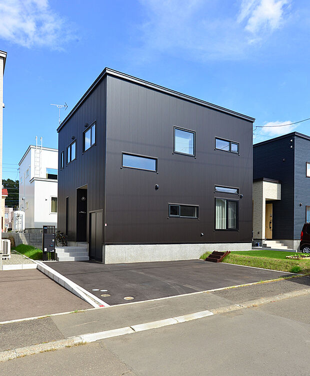 【施工事例1】ブラックの金属サイディングがかっこいいおうち。耐久性にも優れた外壁材です。