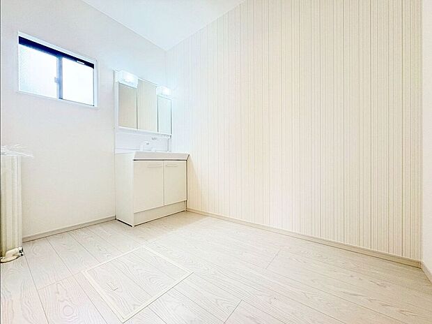 【洗面】窓付のパウダールームで換気十分♪