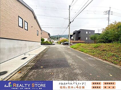 前面道路含む外観