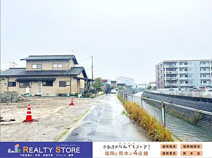 前面道路含む外観