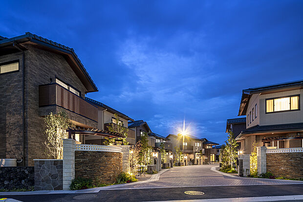 全棟の庭に設置されたライトで照らされた街並み。昼夜で印象がガラリと変わります。