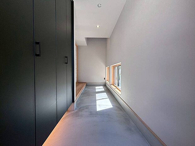 和をイメージした玄関です！
モルタル仕上げの土間により一層　和を感じます！