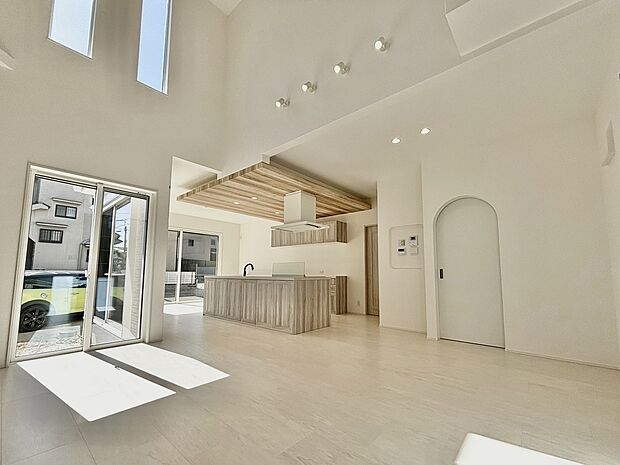 吹き抜けのあるLDKは空間を広く演出し採光も良好です！