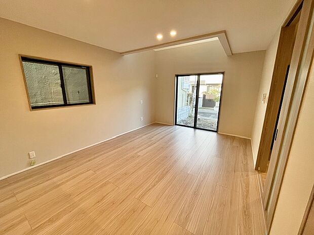 【吹き抜けのあるLDK】吹き抜けのあるLDKは採光を取り込み空間も広く演出し、自然とご家族が集まる空間になります！