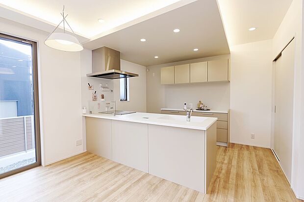 【フルフラットキッチン】フルフラットキッチンは前に仕切りをなくしキッチンもお部屋のインテリアとしてLDK全体を華やかに演出いたします！